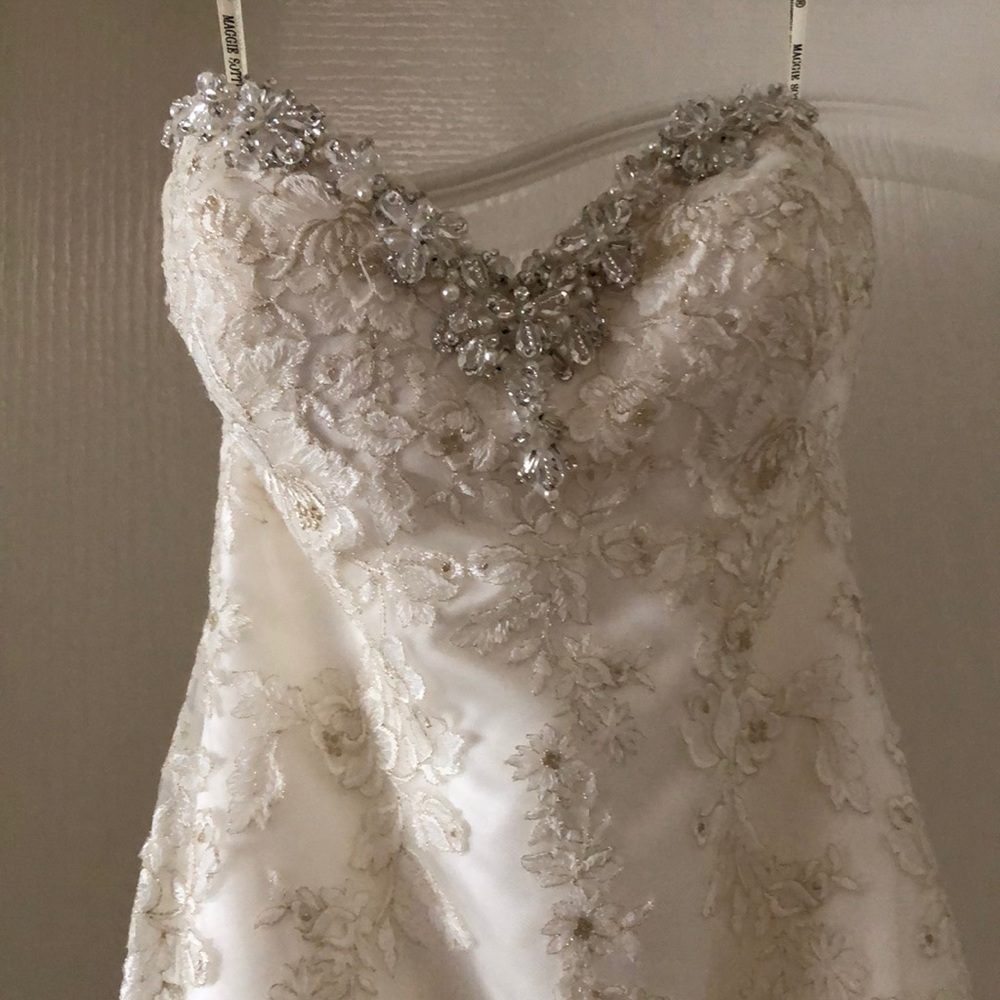 GORGEOUS Designer Maggie Sottero Wedding Dress!